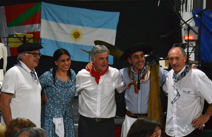 Musicians from Iparralde Michel Etcheverry, Jean-Louis Bergara and Beñat Chaubadindeguy along with folk dancers from Gral. Belgrano