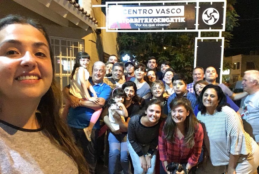 Members of Etorritakoengatik in front of the new clubhouse