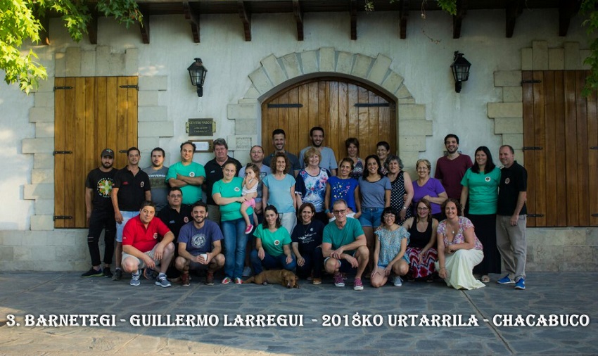 Alumnos y profesores del Barnetegi de Verano 2018 junto a integrantes del Centro Vasco
