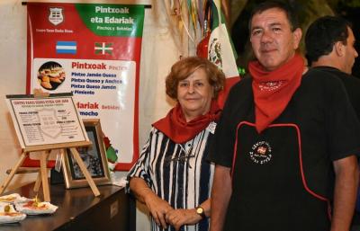 El retrato en blanco y negro de Ofelia, inspiración de los voluntarios del stand vasco de la Fiesta del Sol de San Juan 2018