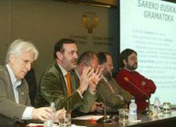 Los catedráticos de la UPV presentando el nuevo proyecto (foto El Correo)