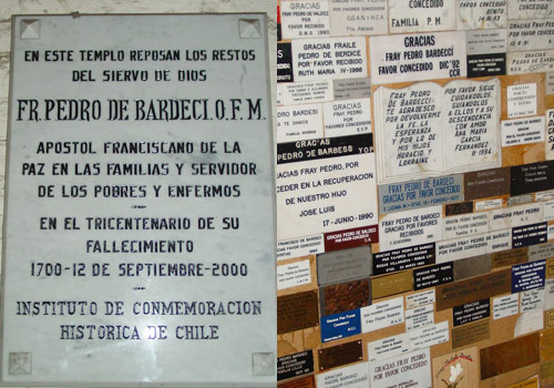 Placa junto a la tumba con los restos mortales de fray Juan de Bardeci en la iglesia de San Francisco, en Santiago, y detalle con algunas de las placas y notas de agradecimiento por los favores concedidos dejadas por los fieles (foto EuskalKultura.com)