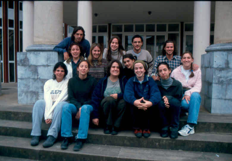 El grupo de jóvenes vascos argentinos y uruguayos en la entrada del barnetegi de Lazkao (foto EuskalKultura.com)