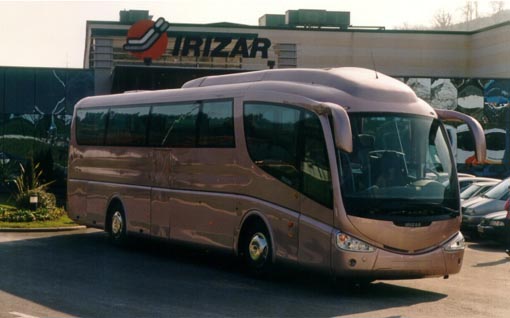 Vehiculo diseñado y producido por Irizar, frente a la planta de la compañia en Ormaiztegi