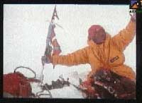 Zabaleta planta la ikurriña en el Everest
