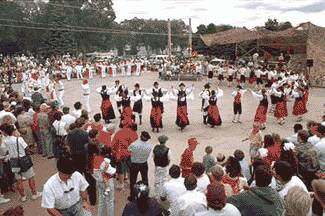 Espectáculo dantzari en el seno del Festival Vasco de Elko (foto Etxarri)