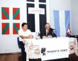 Federico Borrás (izquierda) acompaña al conferencista Mikel Ezkerro en un acto organizado en Paraná por 'Presencia Vasca' (foto U.E.E.)