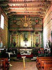 Altar e interior de la vieja iglesia de la misión californiana de San Miguel Arcángel.