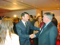 El lehendakari Ibarretxe saluda a uno de los entrevistados en el libro, Luis Lezama, durante la recepción (foto Euskal Kultura)