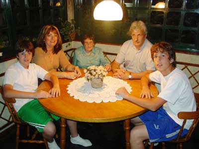 Maria Amestoy, en el centro, rodeada de su hijo, nuera y dos nietos en su domicilio de Buenos Aires (foto Euskal Kultura)