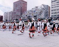 Dantzaris en la última Semana Vasca celebrada en Mar del Plata. El Centro local Denak Bat celebró a través de 2003 sus primeros 60 años de vida (foto John Aldape)