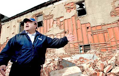 Pedro Bustamante, gobernador de California en funciones, frente al muro y fachada destruida del 'Basque House' de Guadalupe (foto Aaron Lambert, Santa Maria Times)