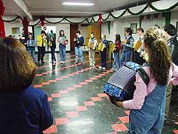 Miembros de Txantxangorriak durante uno de los ensayos (foto JE-Euskal Kultura)