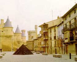 Vista parcial de la plaza y el navarro castillo de Olite