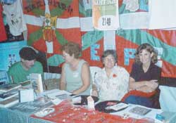 Stand vasco en Cahuane. De izda. a drcha: Daniel Bilbao, Mabel Alzugaray, Alicia Itcea e Elena Itcea (foto ILV-Euskal Kultura)