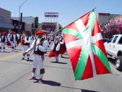 El dantzari boiseano John Krakau sostiene la ikurriña en un desfile de Oinkari en Elko, Nevada (foto JE-Euskal Kultura)