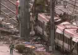 Uno de los trenes destrozados en el atentado