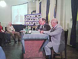Juan Mari Atutxa ayer en Laurak Bat, rodeado por Carlos Sosa, presidente de FEVA, y Jon Kepa Erkiaga, presidente de Laurak Bat (foto ILV-Euskal Kultura)