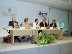 El panel de la conferencia: de izda a drcha: Iñaki Mujika (GV), María Rosa Almandoz (directora INET argentino), la consejera Iztueta, Ignacio Hernaiz (Ministerio Educación argentino) y Jon Barrutia (GV); (foto ILV-Euskal Kultura)