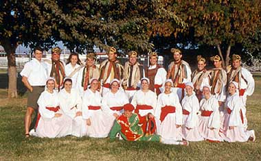 El grupo de dantzaris Gauden Bat de la localidad californiana de Chino (foto JE-Euskal Kultura)