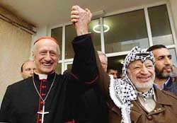 El cardenal Etchegaray en una imagen de archivo, con Yaser Arafat