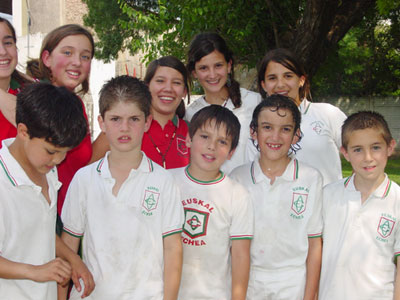 Grupo de alumnos y alumnas del Colegio Euskal Echea (foto JE-Euskal Kultura)
