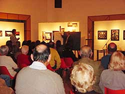 Un momento de la charla ayer de Juan Carlos Ibarrola en el Museo Municipal de Artes Plásticas de Rauch