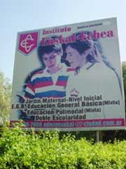 Panel junto al Instituto (colegio) Euskal Echea de Lavallol (foto JE-Euskal Kultura)