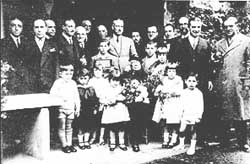 Homenaje a Arturo Campion, con el homenajeado rodeado de niños (foto Enciclopedia Auñamendi)
