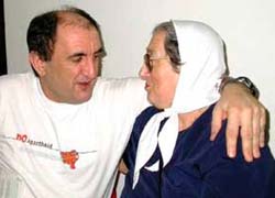 El refugiado Josu Lariz junto a Hebe de Bonafini, presidenta de las Madres de la Plaza de Mayo.