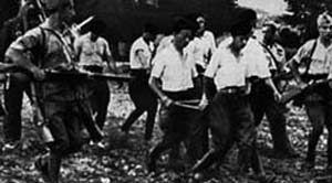 Los soldados fascistas llevan detenidos a varios republicanos, para fusilarlos. 