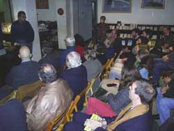 Un momento del diálogo y debate que se produjo tras la proyección del film. A la izquierda, de pie, el moderador, Fernando La Valle (foto ILV-Euskal Kultura)