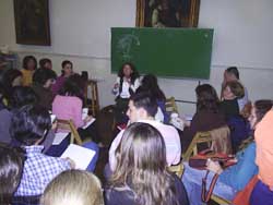 Una de las sesiones impartidas en el Laurak Bat porteño por Inés Moreno (Foto ILV-Euskal Kultura)