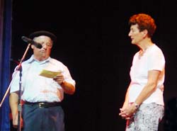 El presidente saliente de NABO, Pierro Etcharren, junto a la nueva presidenta, Mary Gaztambide, en el festival vasco celebrado ayer en el Harvey Auditorium de Bakersfield, California (foto JE-Euskal Kultura)