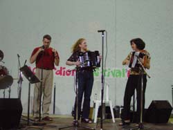 John Ysursa acompaña a base de castañuelas a las trikitixas de Denise Duhart, izda, y Jenny Ysursa, drcha (foto JE-Euskal Kultura)