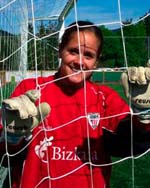 Egunero joaten da Maite Zabala Lezamako futbol zelaira entrenatzera.