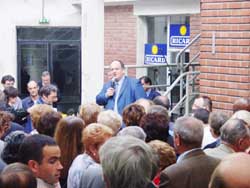 El presidente de Eskual Etxea de París, Robert Lamerens, se dirige al público en un acto del centro vasco. (Foto JE-Euskal Kultura)