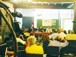 Videoconferencia organizada por el Centro Arturo Campion el pasado octubre en el Laurak Bar porteño (foto JE-Euskal Kultura)