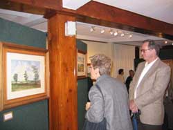Medio centenar de personas recorrieron el día de la inauguración la muestra de Vargas (foto JAG)