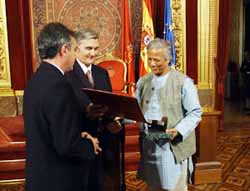 El presidente Sanz hace entrega del Premio a Muhammad Yunus en su primera edición (foto Gobierno de Navarra)