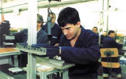 La empresa chilena ayer iniciada sigue el modelo Gureak, exitoso en el País Vasco. En la foto, un operario del taller Gureak de Lasarte, en Gipuzkoa.