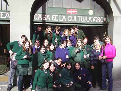 Los alumnos del Colegio Euskal Echea porteño ante el escaparate de Eusko Kultur Etxea-Casa de la Cultura Vasca, en Belgrano 1150 de Buenos Aires (foto Euskal Kultura-ILV).
