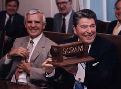 Paul Laxalt sentado tras Reagan durante una reunión del consejo asesor Reagan-Bush en junio de 1984.