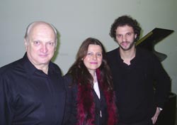 Los pianistas Horacio y Ariel Azcárate rodean a Patricia Pouchulu, coordinadora del concierto (foto Euskal Kultura-ILV)