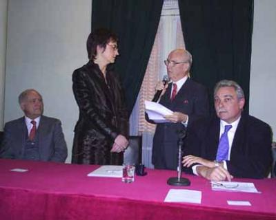 Un aspecto de la intervención de respuesta ayer en el Laurak Bat de Martín Lizaso, agradeciendo a la vicelehendakari y a los allí reunidos sus palabras y su presencia en el homenaje que le tributaron. Junto a ellos, sentados de izquierda a drcha, Jon Kep