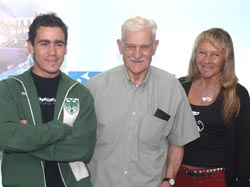 Jose Moure posa sonriente, acompañado por su abuelo, Francisco Ochandorena, y su madre, Lilian, en el transcurso de su visita a la sede de EiTB en Iurreta, Bizkaia (foto eitb)