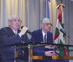 De izquierda a derecha, Martín Lizaso, presidente de la Fundación Euskal Echea, y el orador Mikel Ezkerro durante el acto del pasado martes en la Sociedad Rural Argentina de Buenos Aires (fotografías Euskal Kultura-ILV)