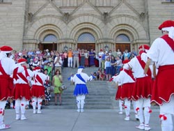 Llegada de los dantzaris y la procesión de San Ignacio a la catedral de Boise (foto Basque Heritage-JE)