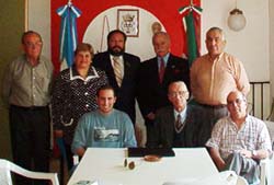 Miembros de la Comisión Directiva del Centro Vasco 'Euskalduna' de Carlos Casares junto a Mikel Ezkerro