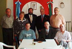 Miembros de la Comisión Directiva del Centro Vasco 'Euskalduna' de Carlos Casares junto a Mikel Ezkerro